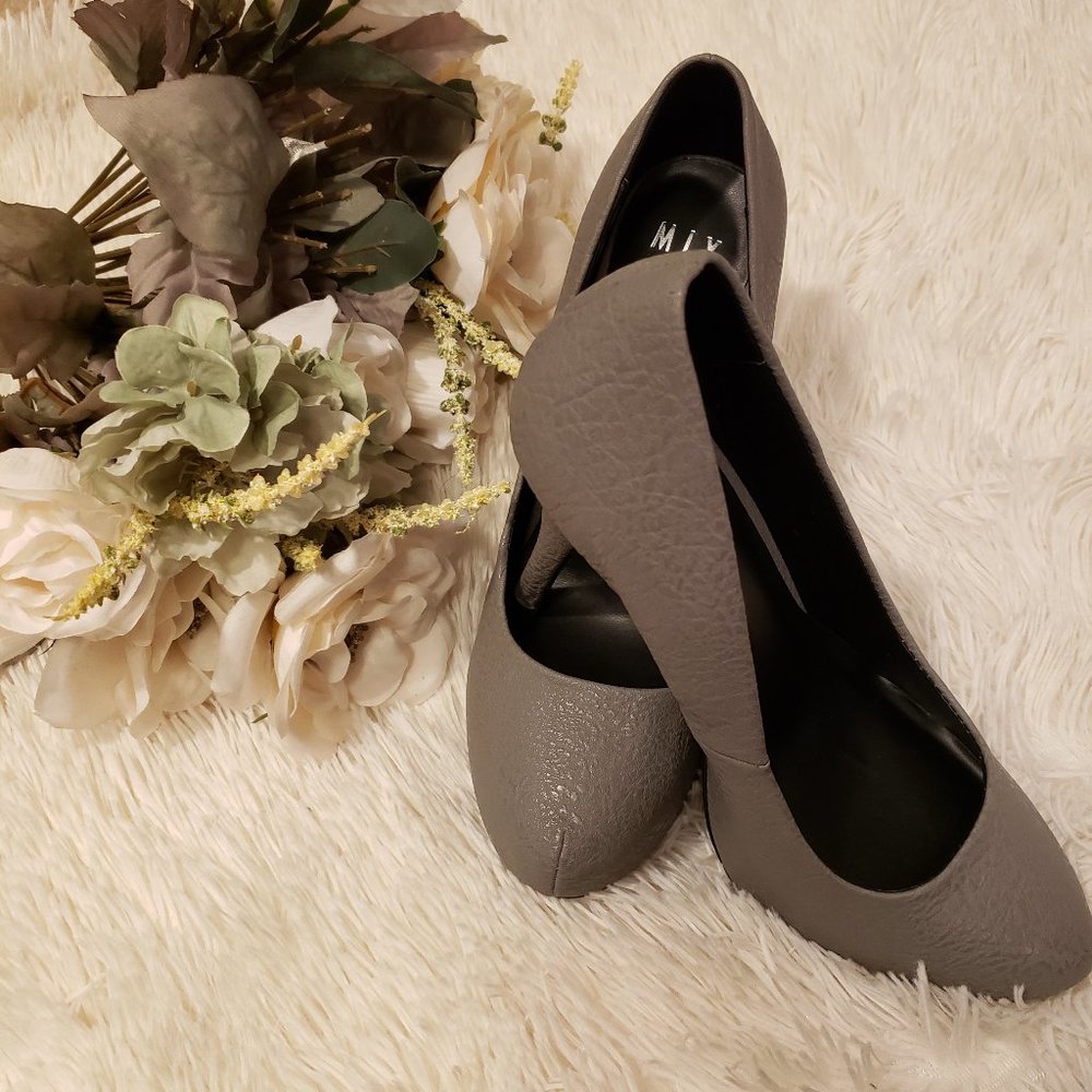 NEW Gray Snake Print Heels